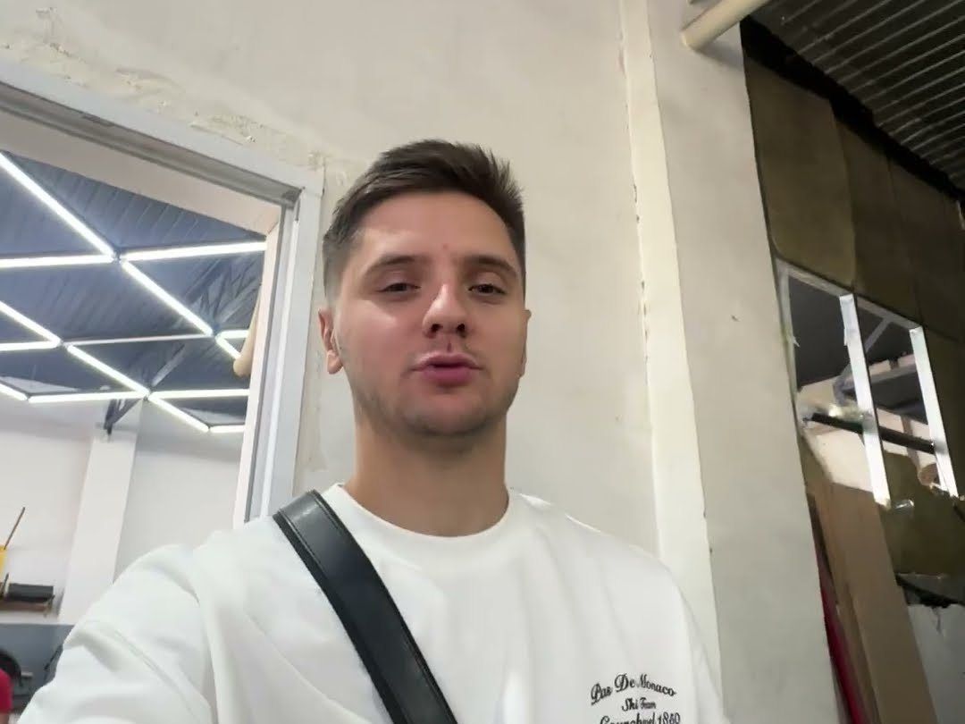 Ілля в кузовному цеху СТО