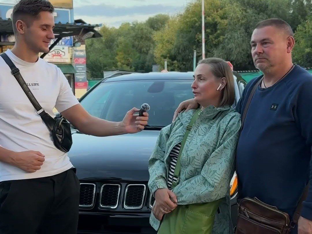 Ілля розпитує нових власників Jeep Compass 2017 про покупку